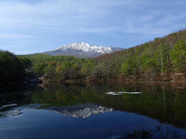 雪消えし姿を現した仙人池と妙高山