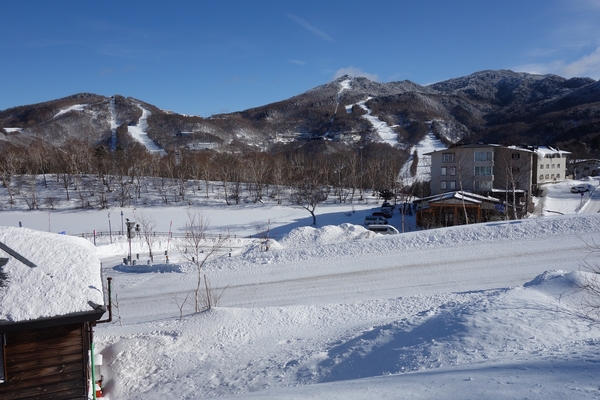 志賀高原自然保護官事務所から東館山と西館山ののスキー場を望む