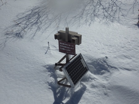 雪に埋もれていた登山者カウンター
