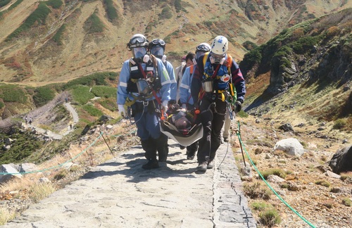 火山ガス救急救助訓練を実施しました | 中部地方環境事務所 | 環境省