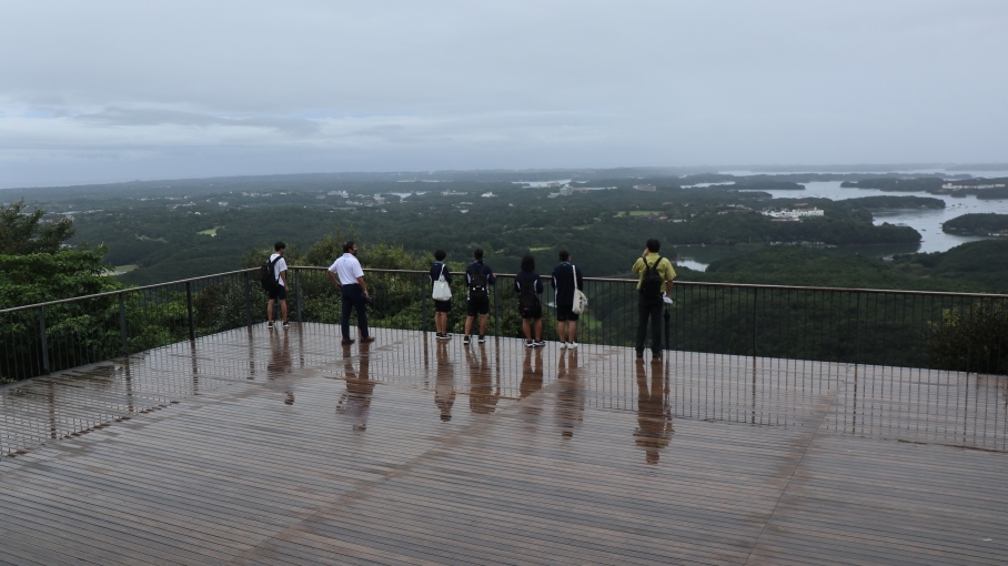 横山展望台から雨の英虞湾を眺めている写真