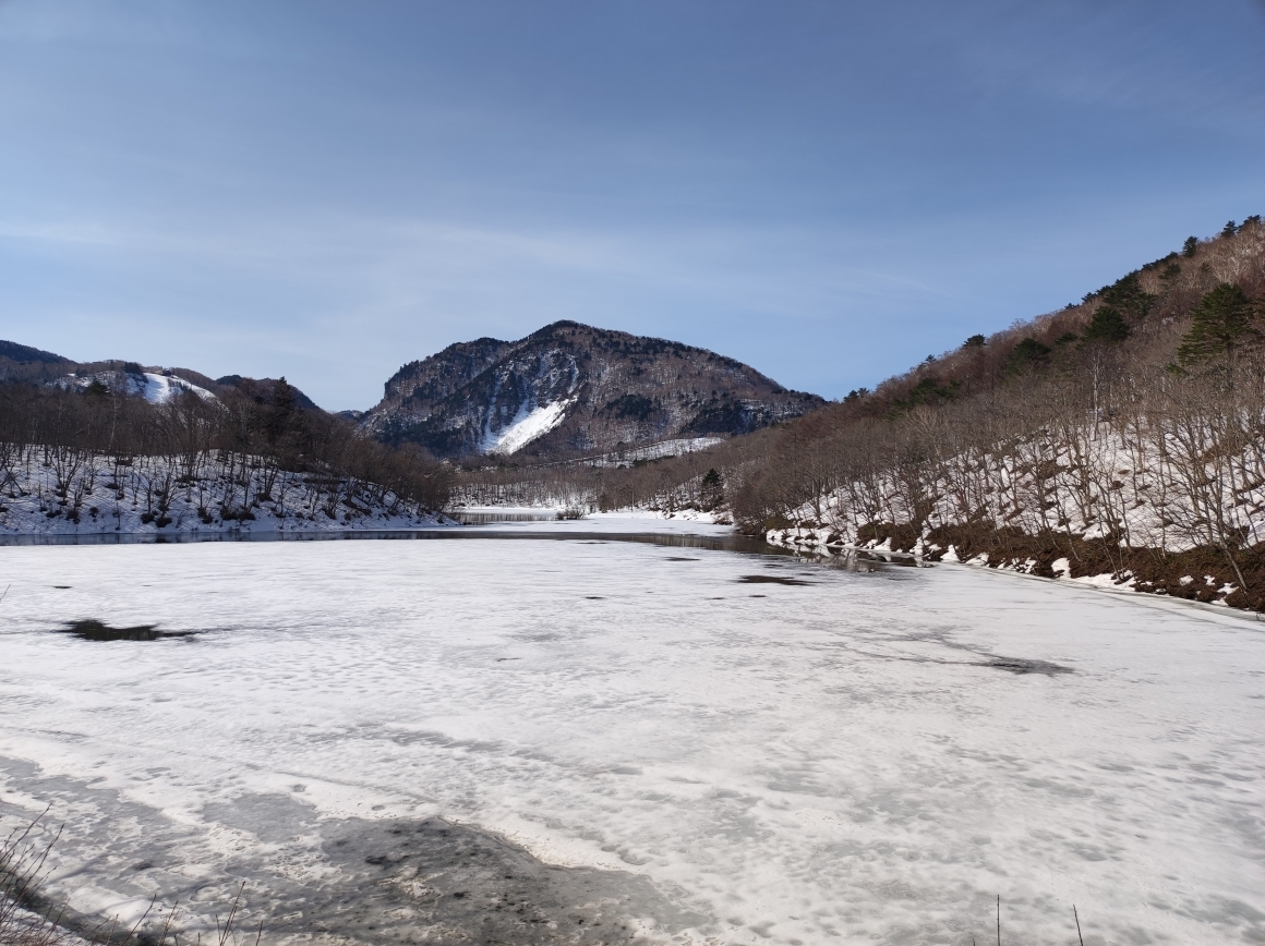 志賀高原の琵琶池は雪解け間近です