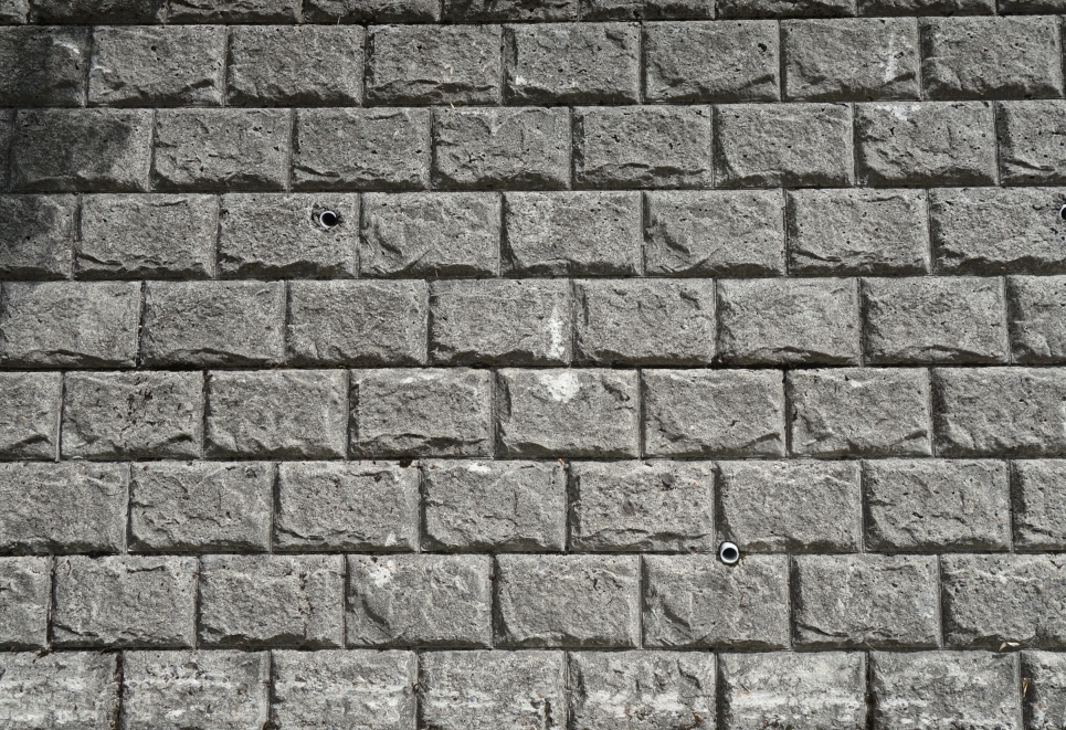 小型のコンクリートブロックを使用した法面