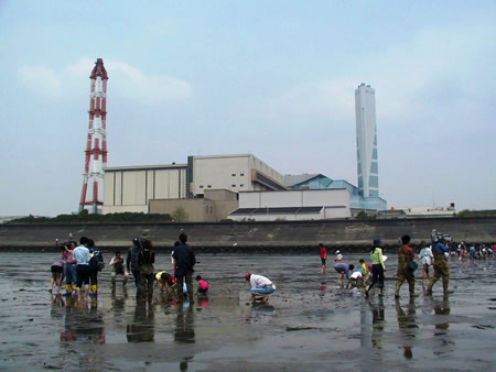 写真：平成13年（2001年）ごみ焼却施設である新南陽工場と現在は解体された旧南陽工場
