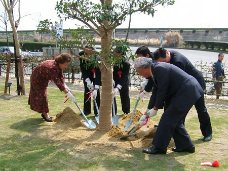 写真：平成17年（2005年）環境省の藤前干潟の施設（稲永ビジターセンターと藤前活動センター）の開館式の様子