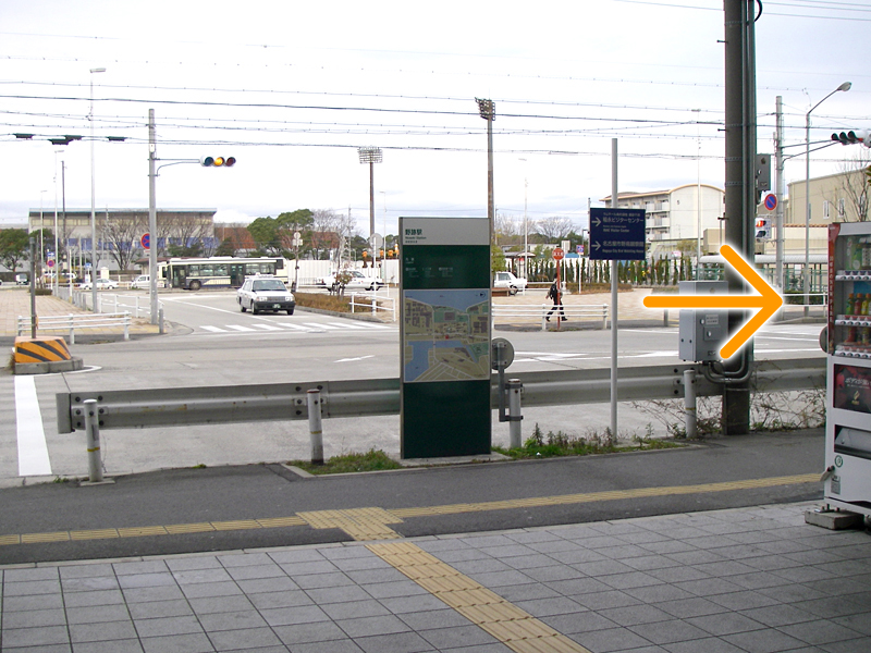 野跡駅前の青い看板に注目！駅を出て右に直進します。